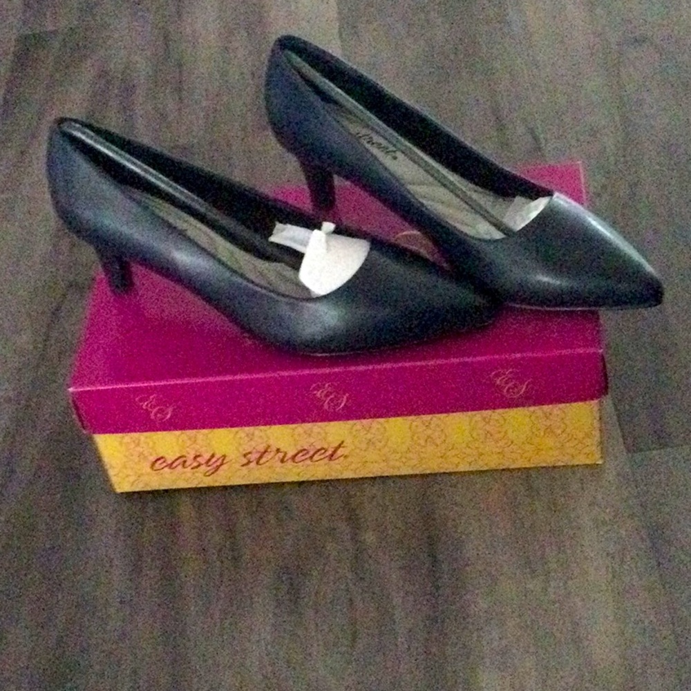 Navy Pump heels. Easy Street size 8.5W